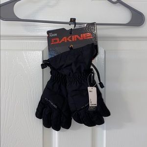 BRAND NEW YOUTH SNOW GLOVES
